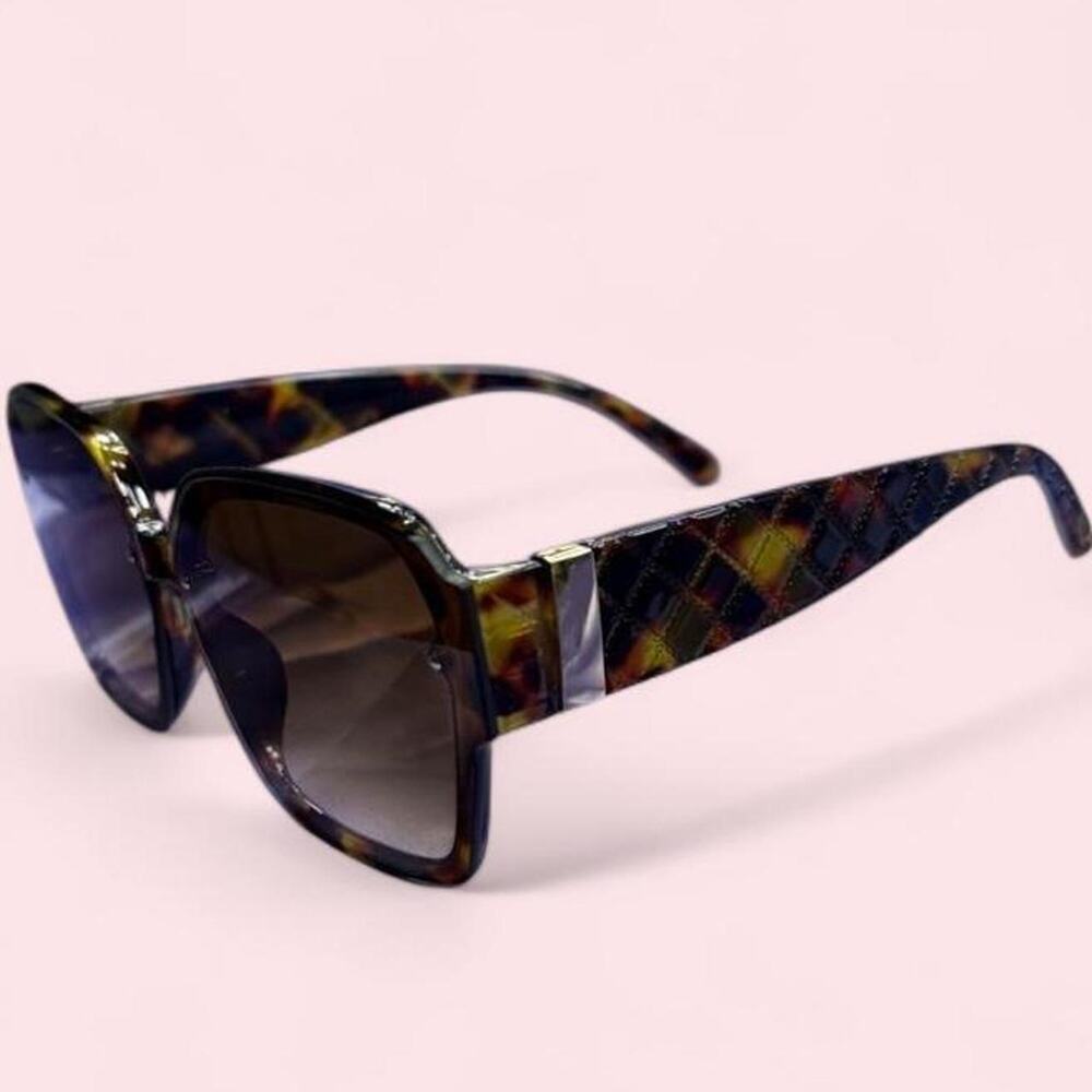 Wome's Oversized tortoise shield sunglasses with quilted textured arms